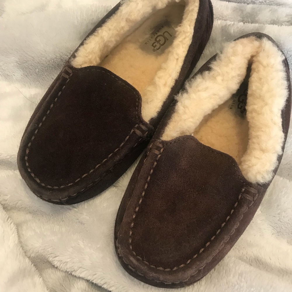YOUTH SIZE 2 UGG SLIPPERS
